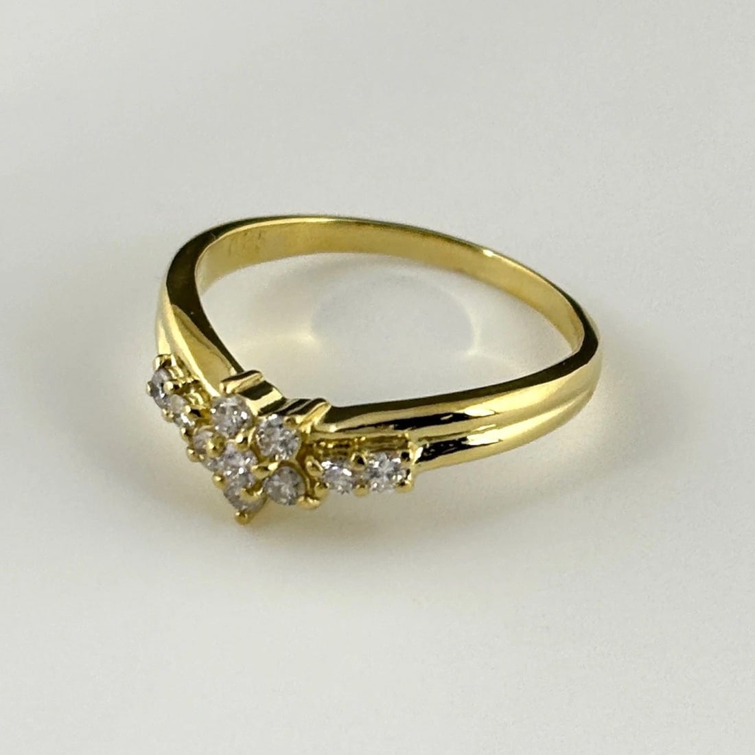 MELEE DIAMOND DESIGN YG YELLOWGOLD RING: Melee diamond design YG YellowGold Ring Brand: Unbranded Type: Ring Material: 18K, Color: Yellow Gold Size: US 5 to 5.5 Accessories: None Accessories Notice: When purchasing pre-owned goods,