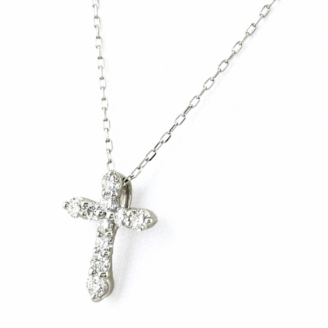 CROSS MOTIF DESIGN NECKLACE PLATINUM PENDANT MELEE DIAMOND CROSS: Cross motif design Necklace Platinum Pendant Melee diamond cross Brand: Unbranded Type: Necklace Material: Pt900, Color: Platinum Size: Chain 45cm(17.7") Pendant size 15.5×12.3mm(0.6") 