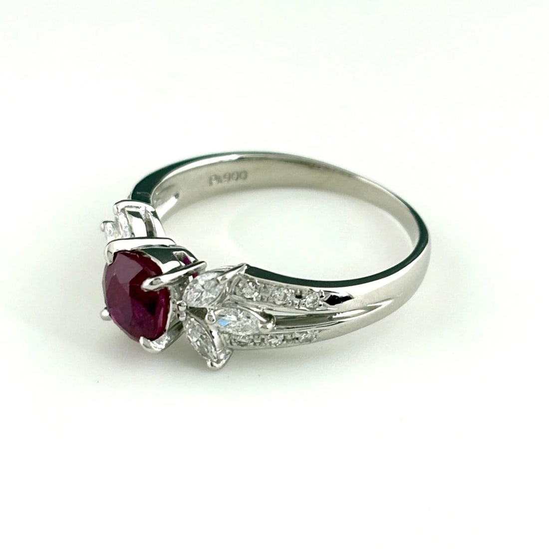 RUBY DESIGN PLATINUM MELEE DIAMOND RING PT900: ruby design Platinum Melee diamond Ring Pt900 Brand: Unbranded Type: Ring Material: Pt900, Main Stone/Creation Ruby Color: Platinum Size: US 6.5 to 7 Accessories: None Accessories Notice: