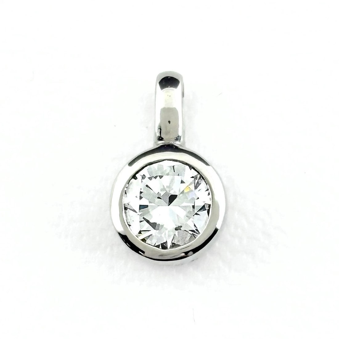 DIAMOND PENDANT HEAD PLATINUM PENDANT HEAD: Diamond Pendant Head Platinum Pendant Head Brand: Unbranded Type: Pendant Head Material: Pt900, Color: Platinum Size: Total length of the pendant head including a bail 11.2×6.6mm(0.4") Inside
