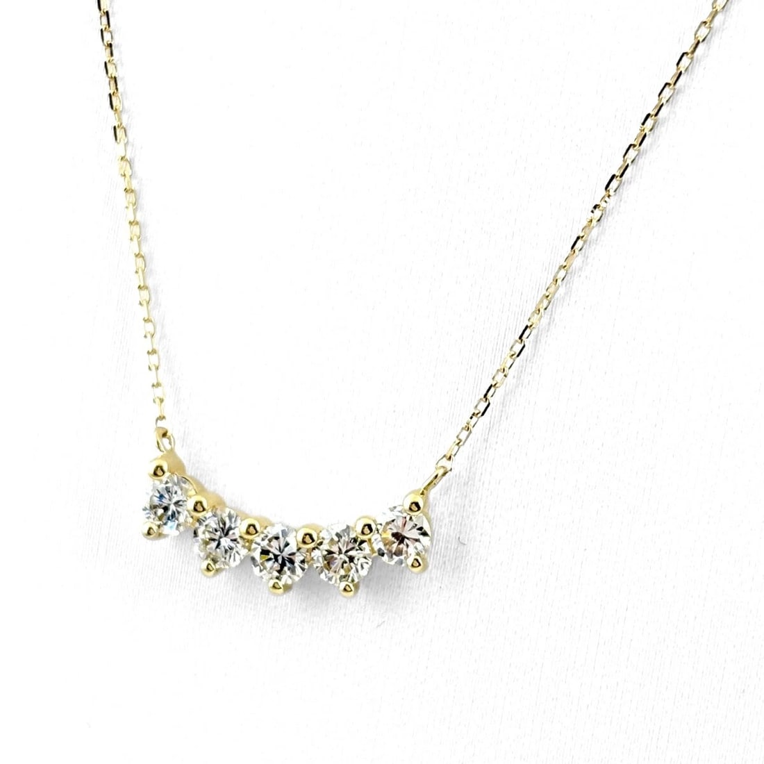 MELEE DIAMOND DESIGN YG YELLOWGOLD PENDANT NECKLACE: Melee diamond design YG YellowGold Pendant Necklace Brand: Unbranded Type: Necklace Material: 18K, Color: Yellow Gold Size: Chain 46.5cm(18.3") Accessories: None Accessories Notice: When