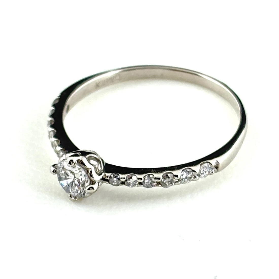 DIAMOND DESIGN PLATINUM MELEE DIAMOND RING: diamond design Platinum Melee diamond Ring Brand: Unbranded Type: Ring Material: 18K, Color: White Gold Size: US 4 to 4.5 Accessories: None Accessories Notice: When purchasing pre-owned