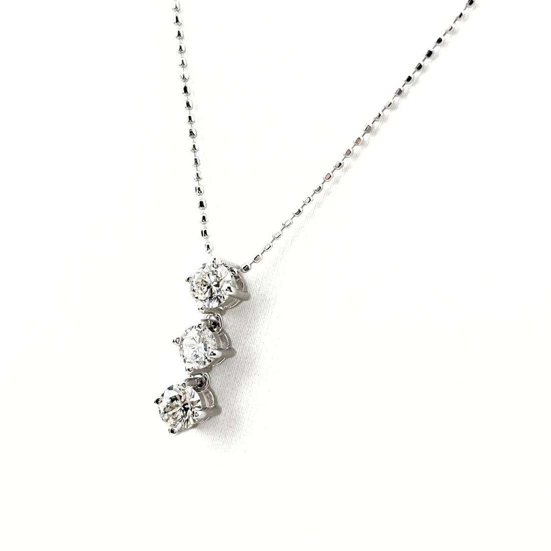 MELEE DIAMOND DESIGN WG WHITEGOLD PENDANT NECKLACE (1 of 4)