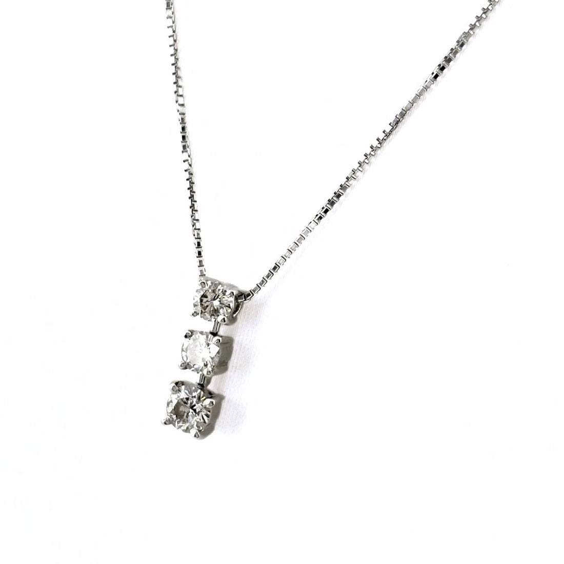 MELEE DIAMOND DESIGN NECKLACE PLATINUM PENDANT NECKLACE: Melee diamond design necklace Platinum Pendant Necklace Brand: Unbranded Type: Necklace Material: Pt900, Color: Platinum Size: Chain 40cm(15.7") Pendant size 12.8×4.3mm(0.5") Accessories: None