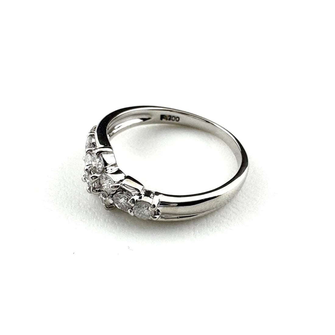 FLOWER MOTIF DESIGN PLATINUM MELEE DIAMOND FLOWER RING: flower motif design Platinum Melee diamond flower Ring Brand: Unbranded Type: Ring Material: Pt900, Color: Platinum Size: US 6 to 6.5 Accessories: None Accessories Notice: When purchasing