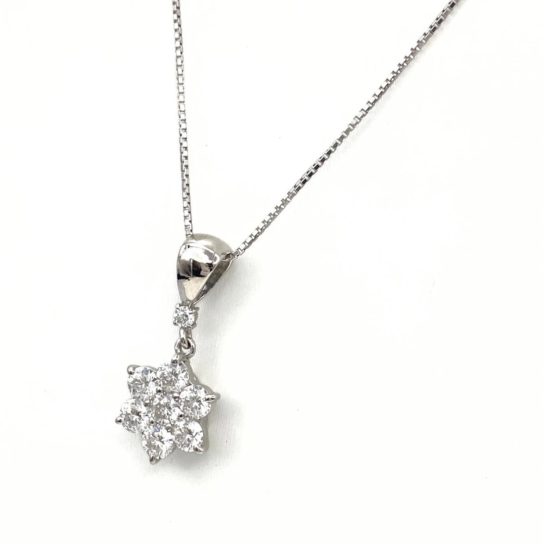 MELEE DIAMOND DESIGN PLATINUM PENDANT NECKLACE: Melee diamond design Platinum Pendant Necklace Brand: Unbranded Type: Necklace Material: Pt900, Color: Platinum Size: Chain 44cm(17.3") Total length of the pendant head including a bail