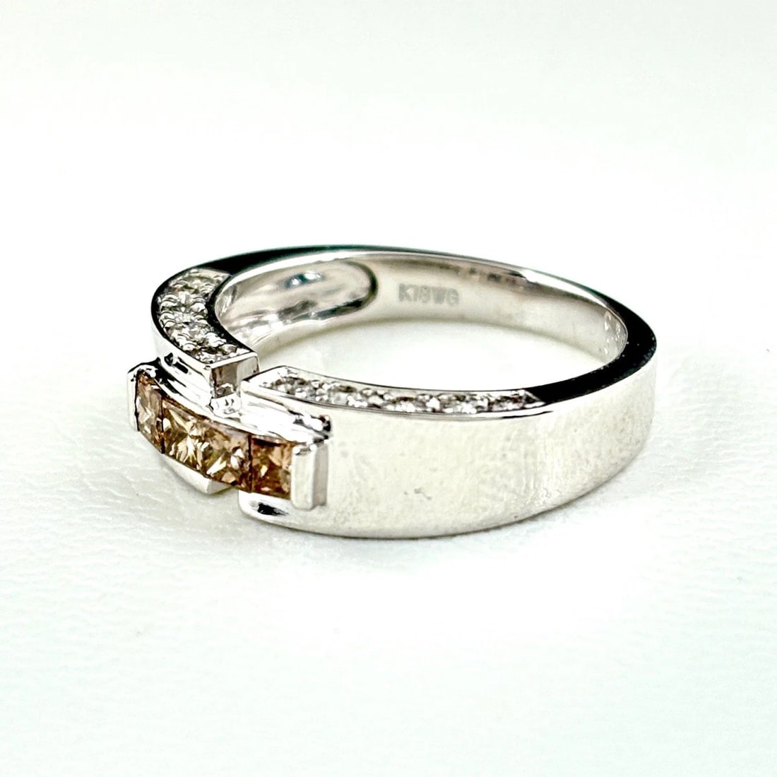 MELEE DIAMOND DESIGN RING WG WHITEGOLD RING 18K WG DIAMOND: Melee diamond design ring WG WhiteGold Ring 18K WG diamond Brand: Unbranded Type: Ring Material: 18K, Color: White Gold Size: US 6 Accessories: None Accessories Notice: When purchasing