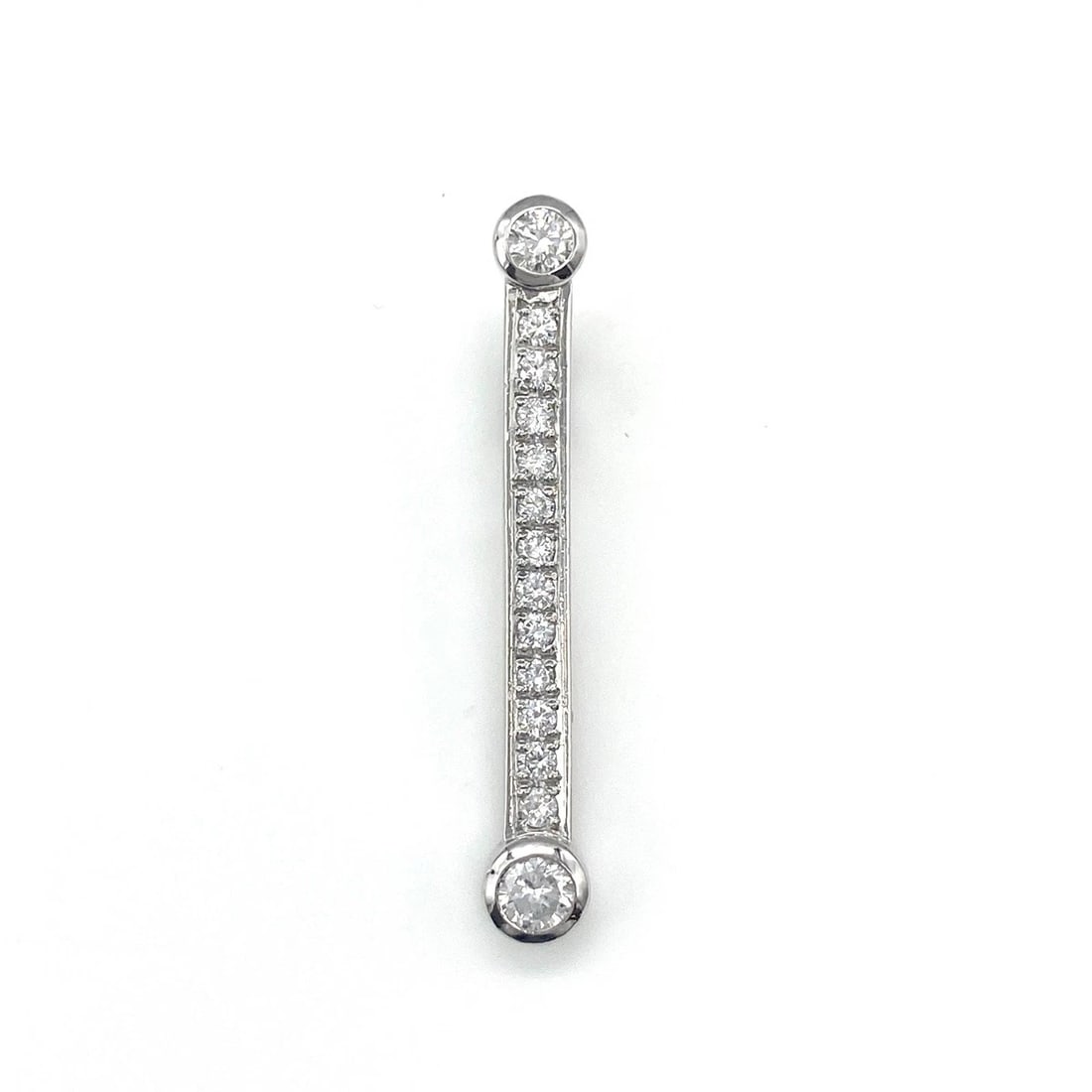 MELEE DIAMOND PENDANT HEAD PLATINUM: Melee diamond Pendant Head Platinum Brand: Unbranded Type: Pendant Head Material: Pt900, Color: Platinum Size: Pendant size 32.5×4.1mm(1.3") Inside diameter of the bail 4.2×3.7mm(0.2") 