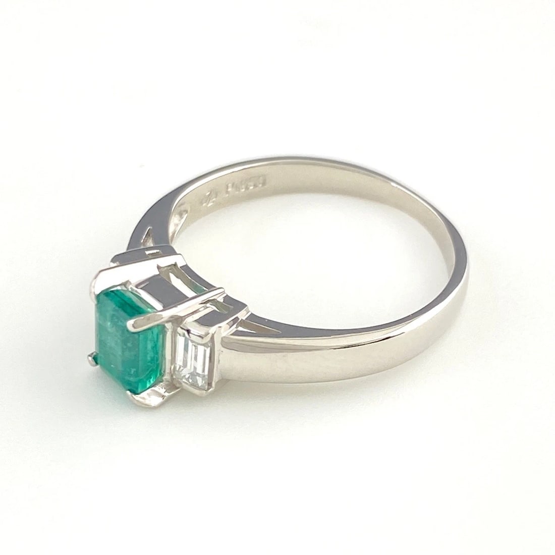 EMERALD DESIGN PLATINUM MELEE DIAMOND RING PT850: emerald design Platinum Melee diamond Ring Pt850 Brand: Unbranded Type: Ring Material: Pt850, Main Stone/Creation Emerald Color: Platinum Size: US 5 Accessories: None Accessories Notice: W