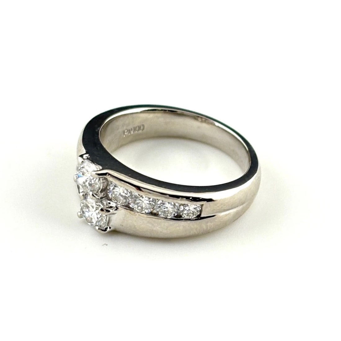 MELEE DIAMOND DESIGN PLATINUM MELEE DIAMOND RING: Melee diamond design Platinum Melee diamond Ring Brand: Unbranded Type: Ring Material: Pt900, Color: Platinum Size: US 5.5 to 6 Accessories: None Accessories Notice: When purchasing pre-ow