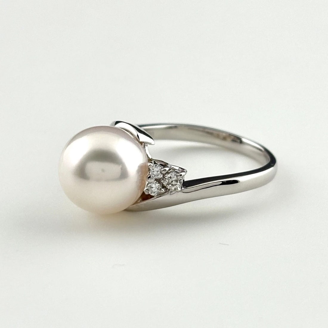 PEARL DESIGN PLATINUM PEARL RING PT900 PEARL DIAMOND: pearl design Platinum Pearl Ring Pt900 Pearl diamond Brand: Unbranded Type: Ring Material: Pt900, Main Stone/Creation Pearl Color: Platinum Size: US 5 to 5.5 Accessories: None Accessories
