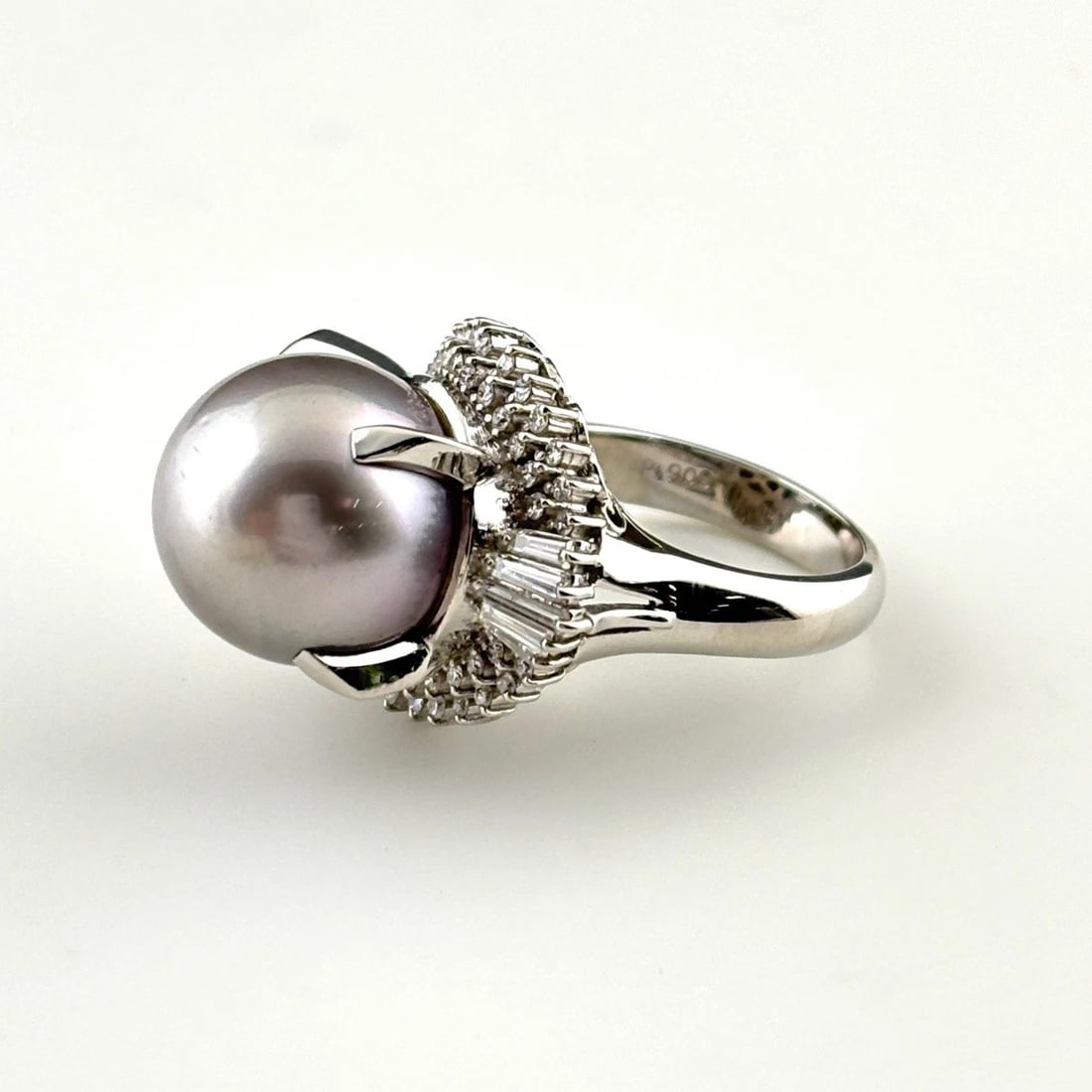 PEARL DESIGN PLATINUM MELEE DIAMOND RING: pearl design Platinum Melee diamond Ring Brand: Unbranded Type: Ring Material: Pt900, Main Stone/Creation Pearl Color: Platinum Size: US 5 to 5.5 Accessories: None Accessories Notice: When