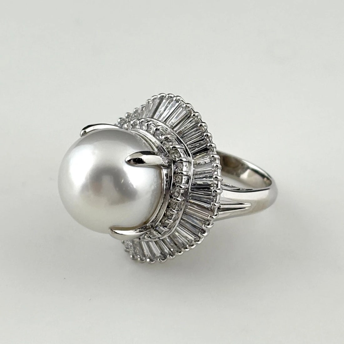 PEARL DESIGN PLATINUM MELEE DIAMOND PEARL RING: pearl design Platinum Melee diamond pearl Ring Brand: Unbranded Type: Ring Material: Pt900, Color: Platinum Size: US 6 Accessories: None Accessories Notice: When purchasing pre-owned goods,