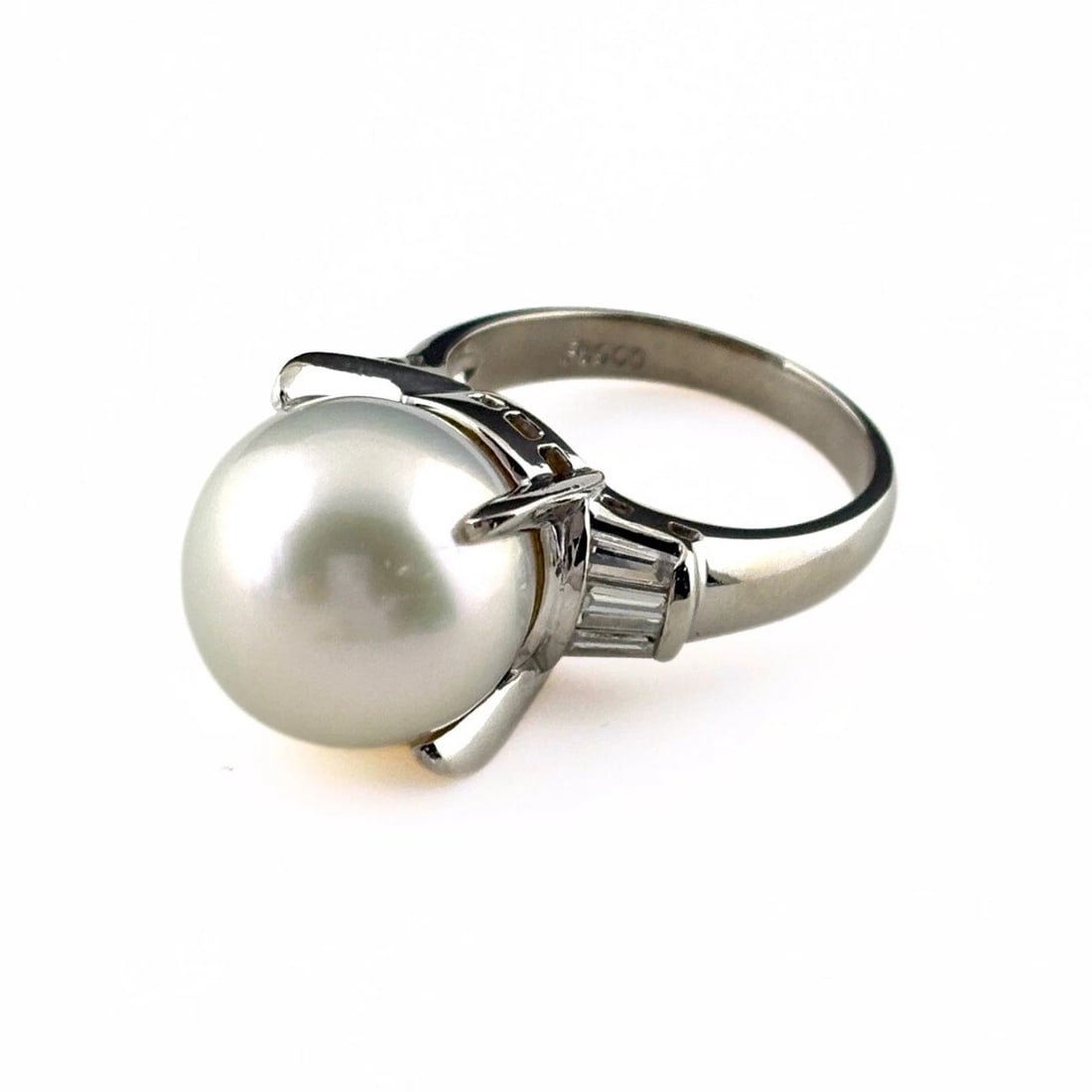 PEARL DESIGN PLATINUM MELEE DIAMOND RING: pearl design Platinum Melee diamond Ring Brand: Unbranded Type: Ring Material: Pt900, Main Stone/Creation Pearl Color: Platinum Size: US 6 Accessories: None Accessories Notice: When
