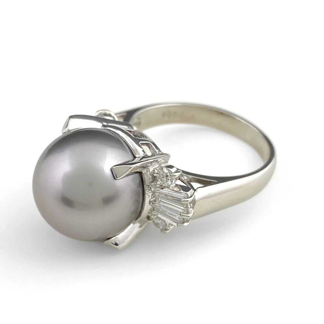TASAKI PEARL DESIGN PLATINUM MELEE DIAMOND PEARL RING: TASAKI pearl design Platinum Melee diamond pearl Ring Brand: TASAKI Type: Ring Material: Pt900, Color: Platinum Size: US 6 Accessories: None Accessories Notice: When purchasing pre-owned