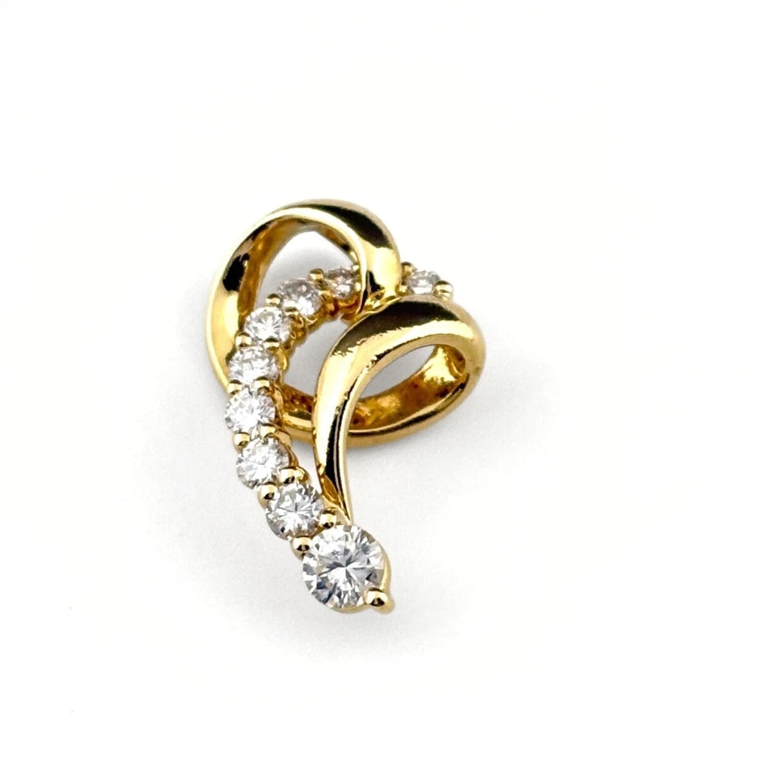 MELEE DIAMOND PENDANT HEAD YG YELLOWGOLD: Melee diamond Pendant Head YG YellowGold Brand: Unbranded Type: Pendant Head Material: 18K, Color: Yellow Gold Size: Pendant size 22.0×12.9mm(0.9") Inside diameter of the bail 3.7×2.1mm(0.1") A