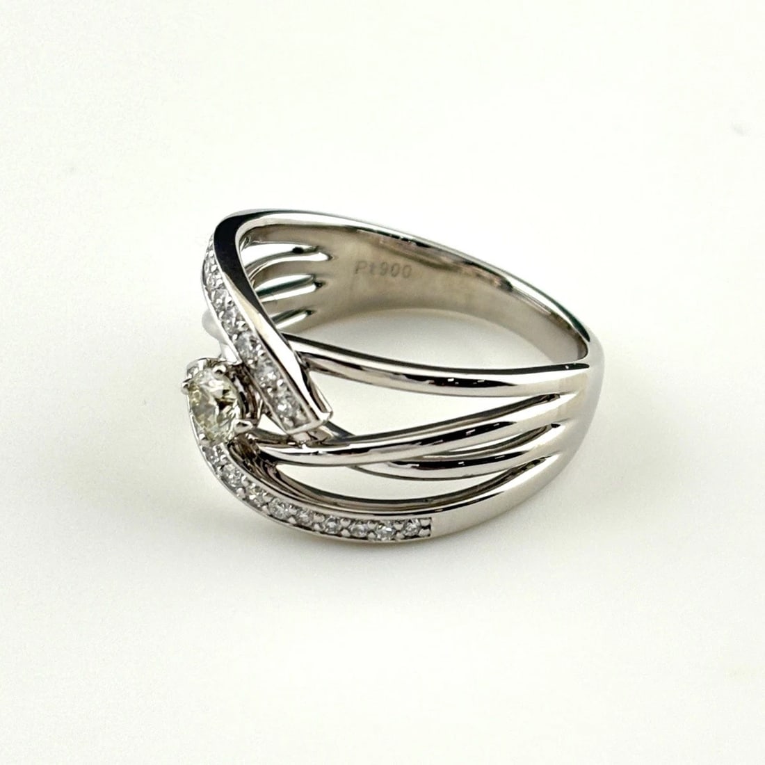 DIAMOND DESIGN PLATINUM MELEE DIAMOND RING: diamond design Platinum Melee diamond Ring Brand: Unbranded Type: Ring Material: Pt900, Color: Platinum Size: US 6.5 Accessories: None Accessories Notice: When purchasing pre-owned goods,