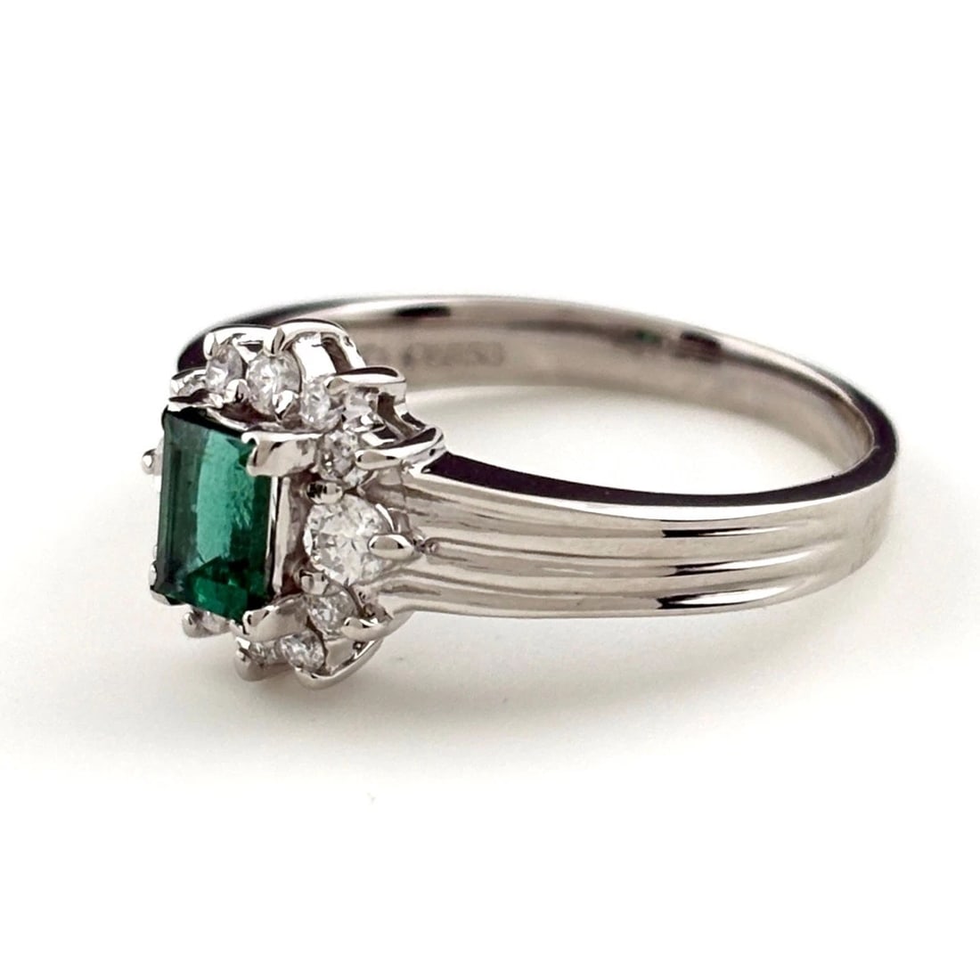EMERALD DESIGN PLATINUM RING MELEE DIAMOND RING: emerald design Platinum ring Melee diamond Ring Brand: Unbranded Type: Ring Material: Pt850, Main Stone/Creation Emerald Color: Platinum Size: US 6.5 Accessories: None Accessories Notice: