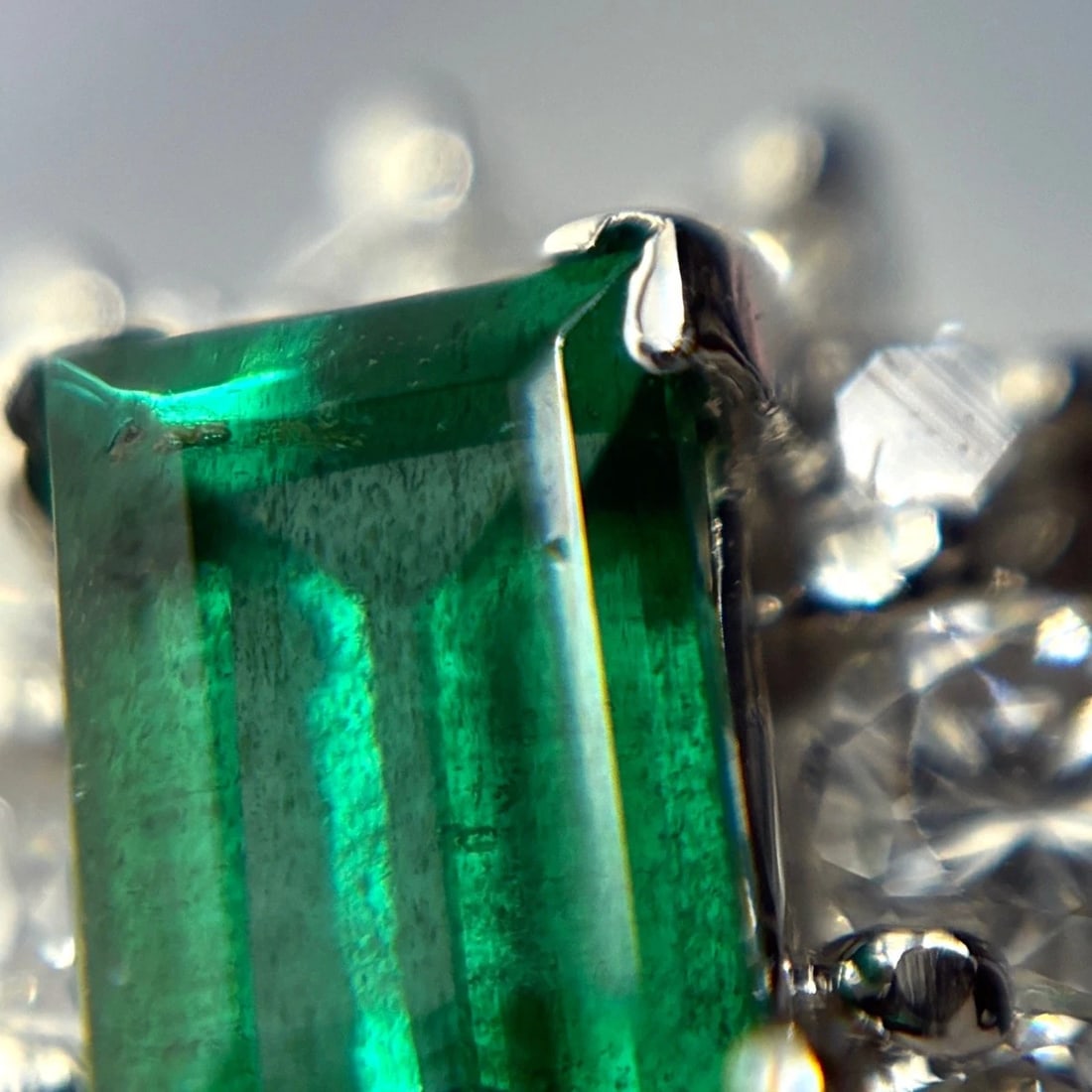 EMERALD DESIGN PLATINUM RING MELEE DIAMOND RING - 3