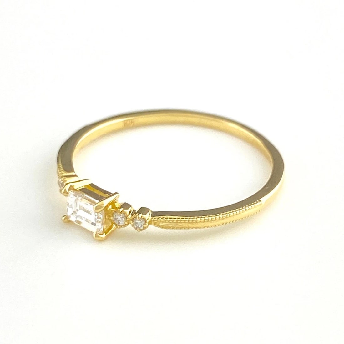 REMAKE MELEE DIAMOND DESIGN YG YELLOWGOLD RING: Remake Melee Diamond Design YG YellowGold Ring Brand: Unbranded Type: Ring Material: 18K, Color: Yellow Gold Size: US 6 Accessories: None Accessories Notice: When purchasing pre-owned goods,
