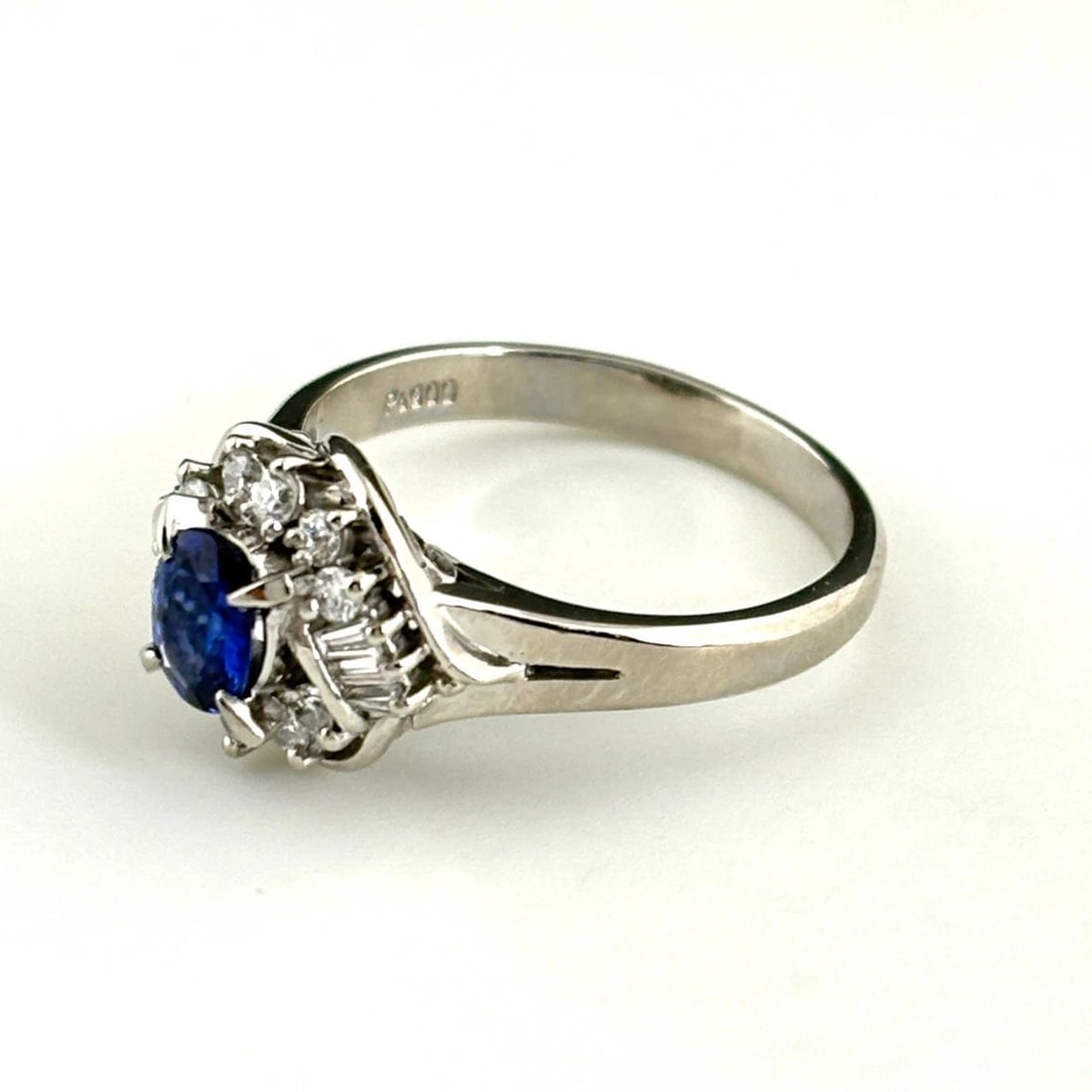 SAPPHIRE DESIGN PLATINUM MELEE DIAMOND RING PT900 SAPPHIRE: sapphire design Platinum Melee diamond Ring Pt900 sapphire Brand: Unbranded Type: Ring Material: Pt900, Main Stone/Creation sapphire Color: Platinum Size: US 5.5 Accessories: None Accessor