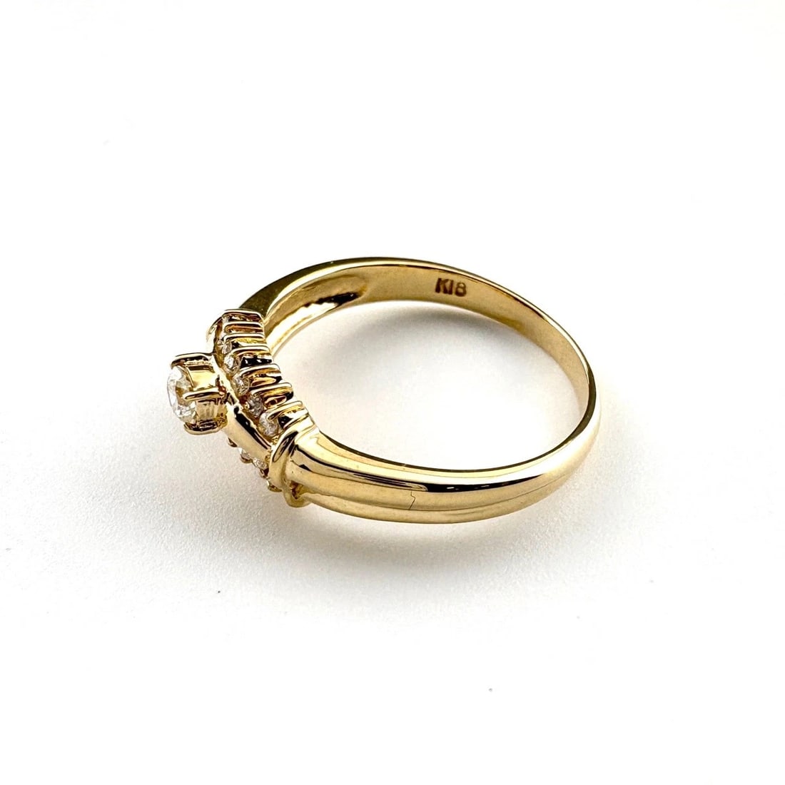 MELEE DIAMOND DESIGN YG YELLOWGOLD RING: Melee diamond design YG YellowGold Ring Brand: Unbranded Type: Ring Material: 18K, Color: Yellow Gold Size: US 6 to 6.5 Accessories: None Accessories Notice: When purchasing pre-owned good