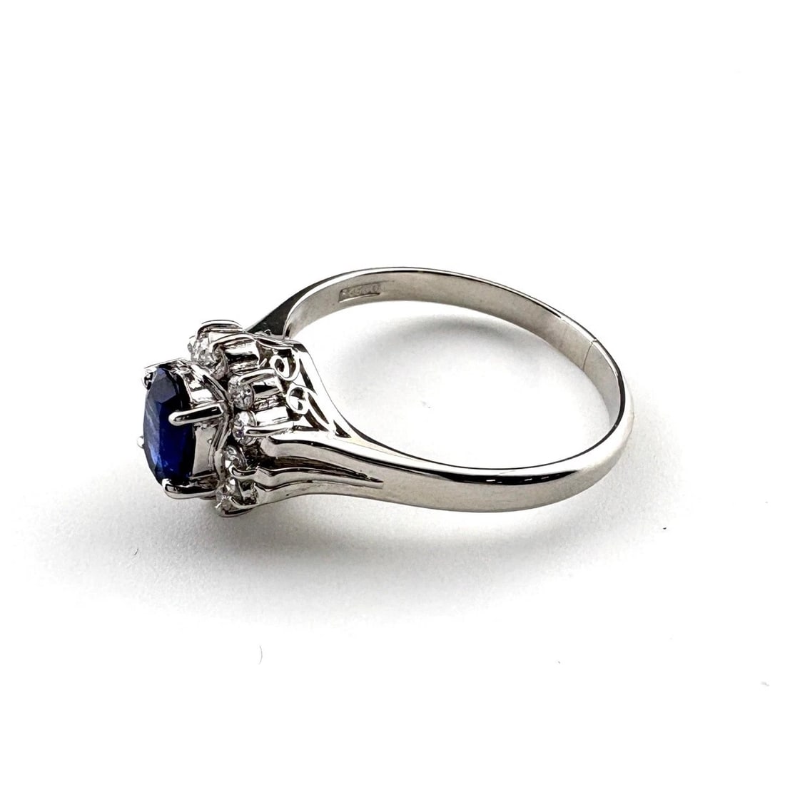 SAPPHIRE DESIGN PLATINUM MELEE DIAMOND RING PT900: sapphire design Platinum Melee diamond Ring Pt900 Brand: Unbranded Type: Ring Material: Pt900, Main Stone/Creation sapphire Color: Platinum Size: US 7 to 7.5 Accessories: None Accessories