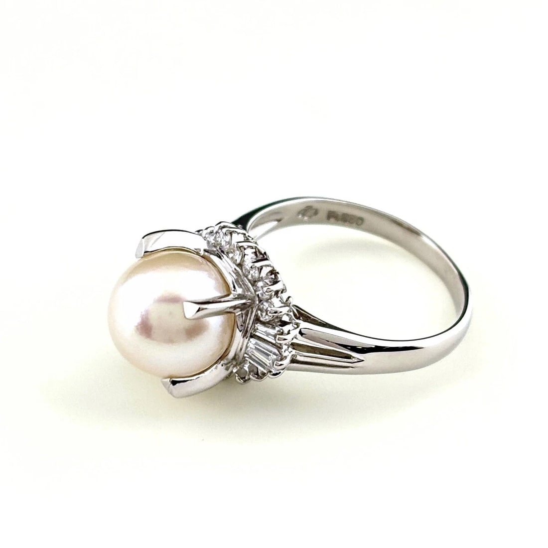 PEARL DESIGN PLATINUM MELEE DIAMOND PEARL RING: pearl design Platinum Melee diamond pearl Ring Brand: Unbranded Type: Ring Material: Pt850, Main Stone/Creation Pearl Color: Platinum Size: US 6 to 6.5 Accessories: None Accessories Notice