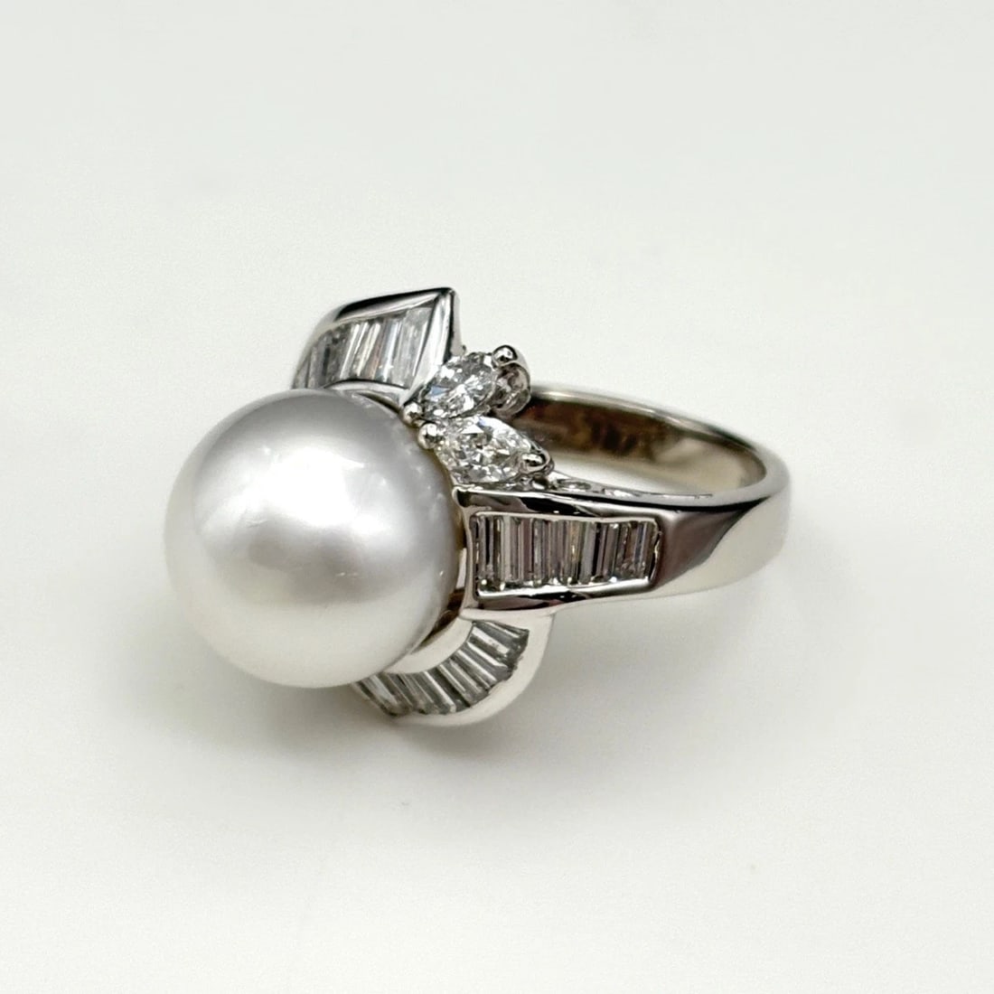 PEARL DESIGN PLATINUM MELEE DIAMOND PEARL RING (1 of 2)