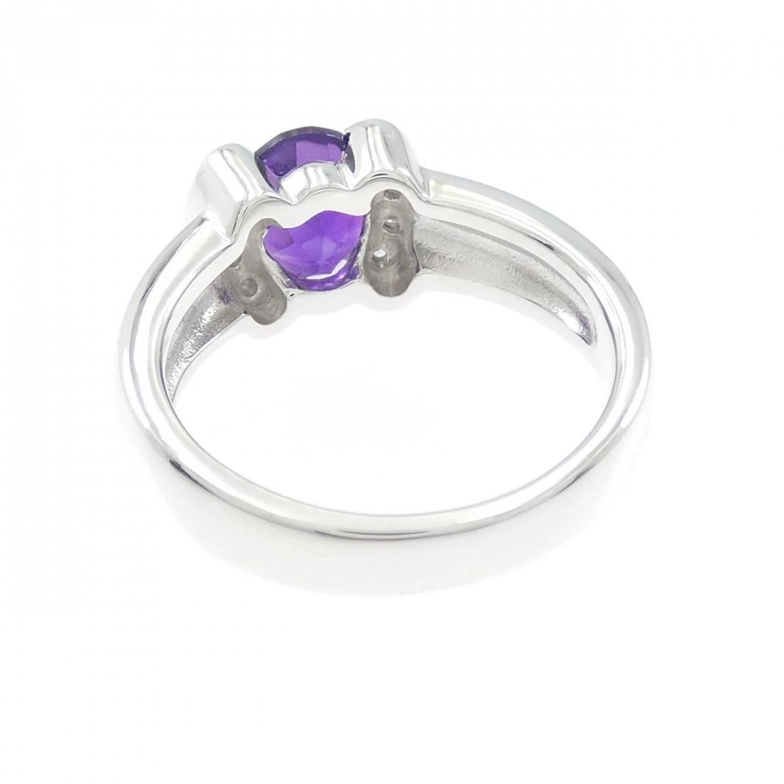 K18WG AMETHYST RING: K18WG Amethyst Ring Brand: Unbranded Type: Ring Material: K18 White Gold, Main Stone/Creation AmethystSide Stone Natural Color: White Gold Size: 6 (US size) Accessories: None Accessories N