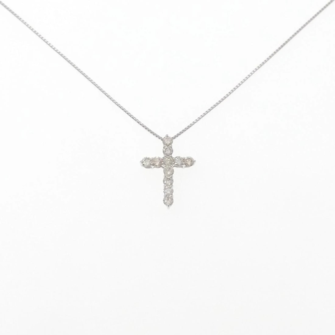 K18WG CROSS DIAMOND NECKLACE: K18WG Cross Diamond Necklace Brand: Unbranded Type: Necklace Material: K18 White Gold, Main Stone/Creation Natural Color: White Gold Size: 45cmActualSize Pendant top H x W: 20.2mmx14.8mm Chain