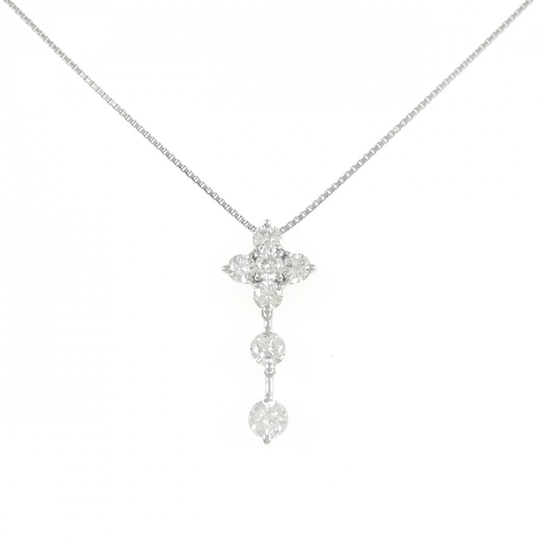 PT900 PT850 FLOWER DIAMOND NECKLACE: PT900 PT850 Flower Diamond Necklace Brand: Unbranded Type: Necklace Material: Platinum 900 Platinum 850, Main Stone/Creation Natural Color: Silver Size: 45cmActualSize Pendant top H x W: