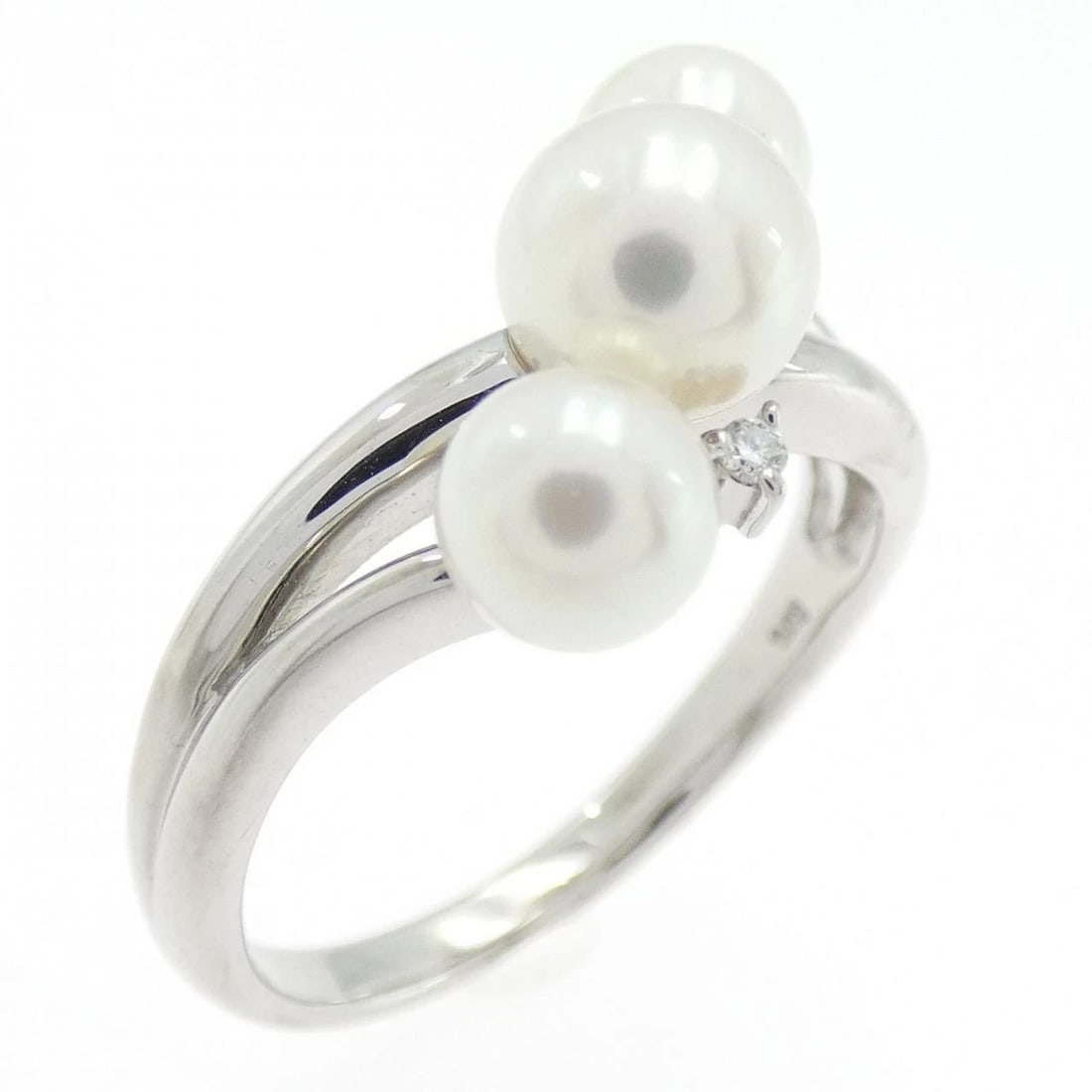 K18WG AKOYA PEARL RING: K18WG Akoya Pearl Ring Brand: Unbranded Type: Ring Material: K18 White Gold, Main Stone/Creation akoya pearl Color: white gold Size: 6.5US Accessories: None Accessories Notice: When