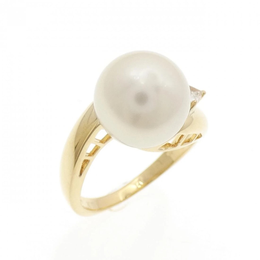 K18YG SOUTH SEA PEARL RING: K18YG South Sea Pearl Ring Brand: Unbranded Type: Ring Material: K18 Yellow Gold, Main Stone/Creation South Sea PearlSide Stone Natural Color: Yellow Gold Size: ActualSize Max W: 10.5mm Accessori
