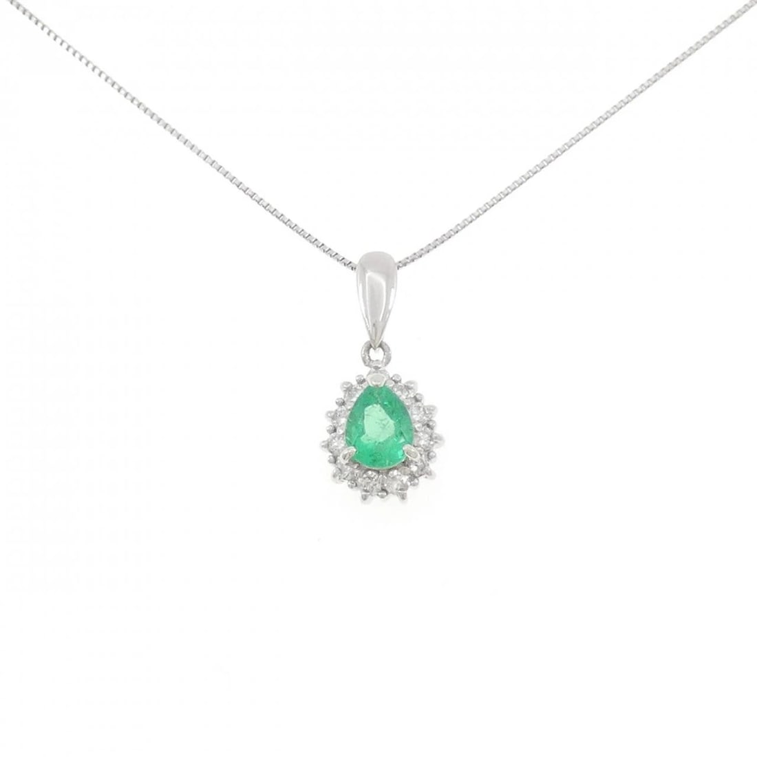 PT900 PT850 EMERALD NECKLACE: PT900 PT850 Emerald Necklace Brand: Unbranded Type: Necklace Material: Platinum 900 Platinum 850, Main Stone/Creation EmeraldSide Stone Natural Color: Silver Size: 45cmActualSize Pendant top H