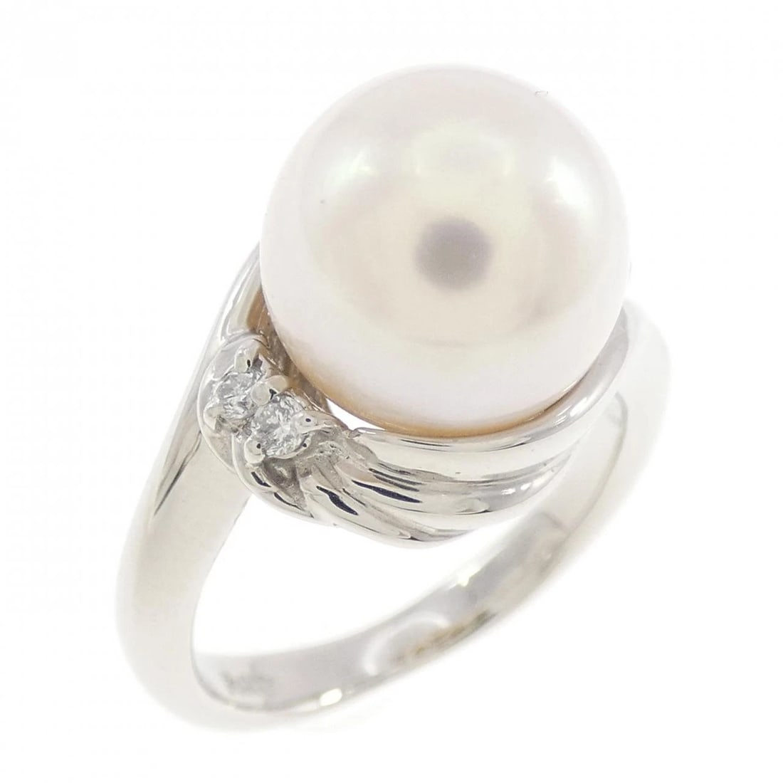 PT900 AKOYA PEARL RING: PT900 Akoya Pearl Ring Brand: Unbranded Type: Ring Material: Platinum 900, Main Stone/Creation akoya pearl Color: platinum Size: 4.5US Accessories: None Accessories Notice: When purchasing