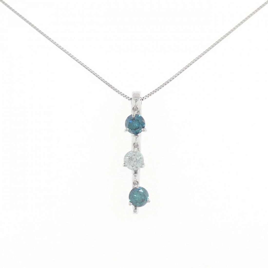 K18WG DIAMOND NECKLACE: K18WG Diamond Necklace Brand: Unbranded Type: Necklace Material: K18 White Gold, Main Stone/Creation Natural Color: White Gold Size: 45cmActualSize Pendant top H x W: 26.9mmx5.0mm Chain Max.