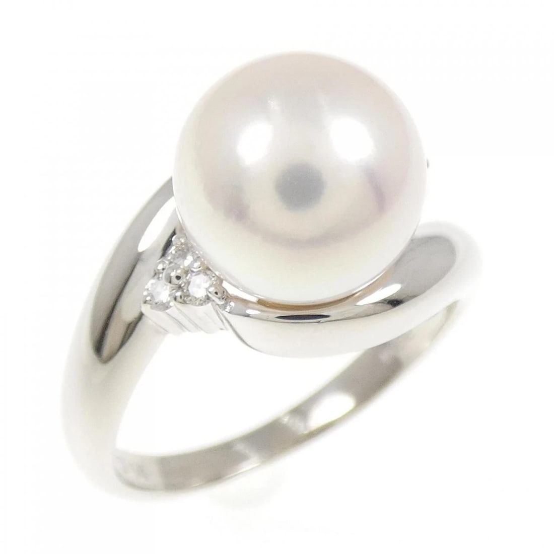 PT900 AKOYA PEARL RING: PT900 Akoya Pearl Ring Brand: Unbranded Type: Ring Material: Platinum 900, Main Stone/Creation akoya pearl Color: platinum Size: 6.5US Accessories: None Accessories Notice: When purchasing