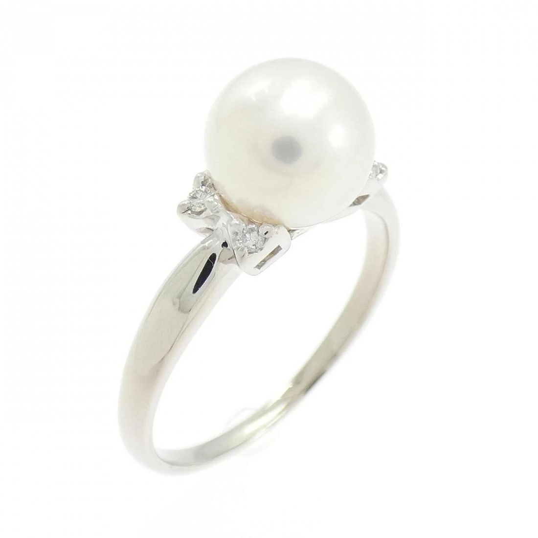 PT900 AKOYA PEARL RING: PT900 Akoya Pearl Ring Brand: Unbranded Type: Ring Material: Platinum 900, Main Stone/Creation akoya pearl Color: platinum Size: 8.5US Accessories: None Accessories Notice: When purchasing