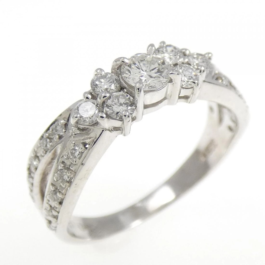 PT900 DIAMOND RING (1 of 3)