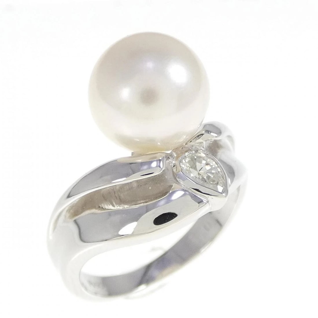 PT900 AKOYA PEARL RING: PT900 Akoya Pearl Ring Brand: Unbranded Type: Ring Material: Platinum 900, Main Stone/Creation akoya pearl Color: platinum Size: 5US Accessories: None Accessories Notice: When purchasing