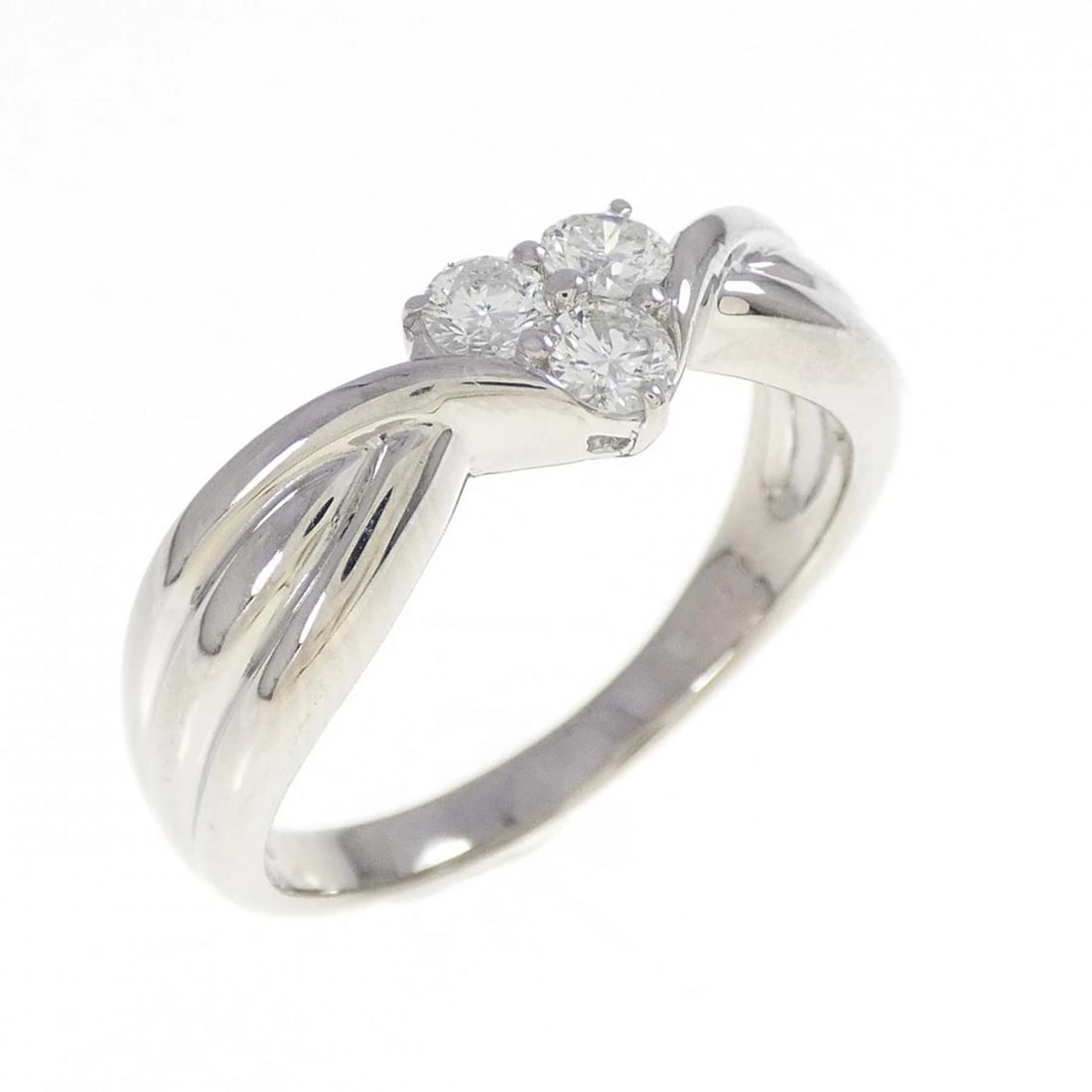 PT900 HEART DIAMOND RING: PT900 Heart Diamond Ring Brand: Unbranded Type: Ring Material: Platinum 900, Main Stone/Creation Natural Color: platinum Size: 8.5US Accessories: None Accessories Notice: When purchasing