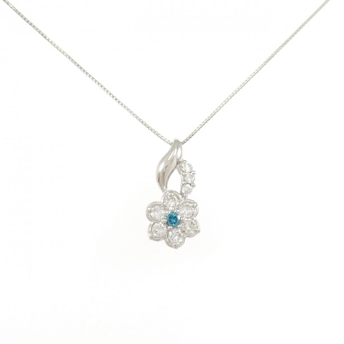 PT900 PT850 FLOWER DIAMOND NECKLACE: PT900 PT850 Flower Diamond Necklace Brand: Unbranded Type: Necklace Material: Platinum 900 Platinum 850, Main Stone/Creation Natural Color: Silver Size: 45cmActualSizePendant top H x W: