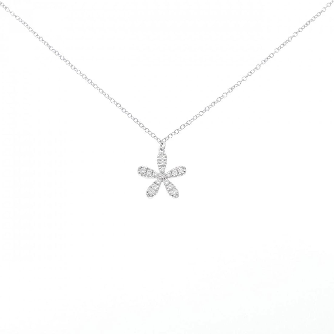 750WG FLOWER DIAMOND NECKLACE: 750WG Flower Diamond Necklace Brand: Unbranded Type: Necklace Material: 750 White Gold, Main Stone/Creation Natural Color: White Gold Size: 38-42cmActualSizePendant top H x W: 16.8mmx13.8mm