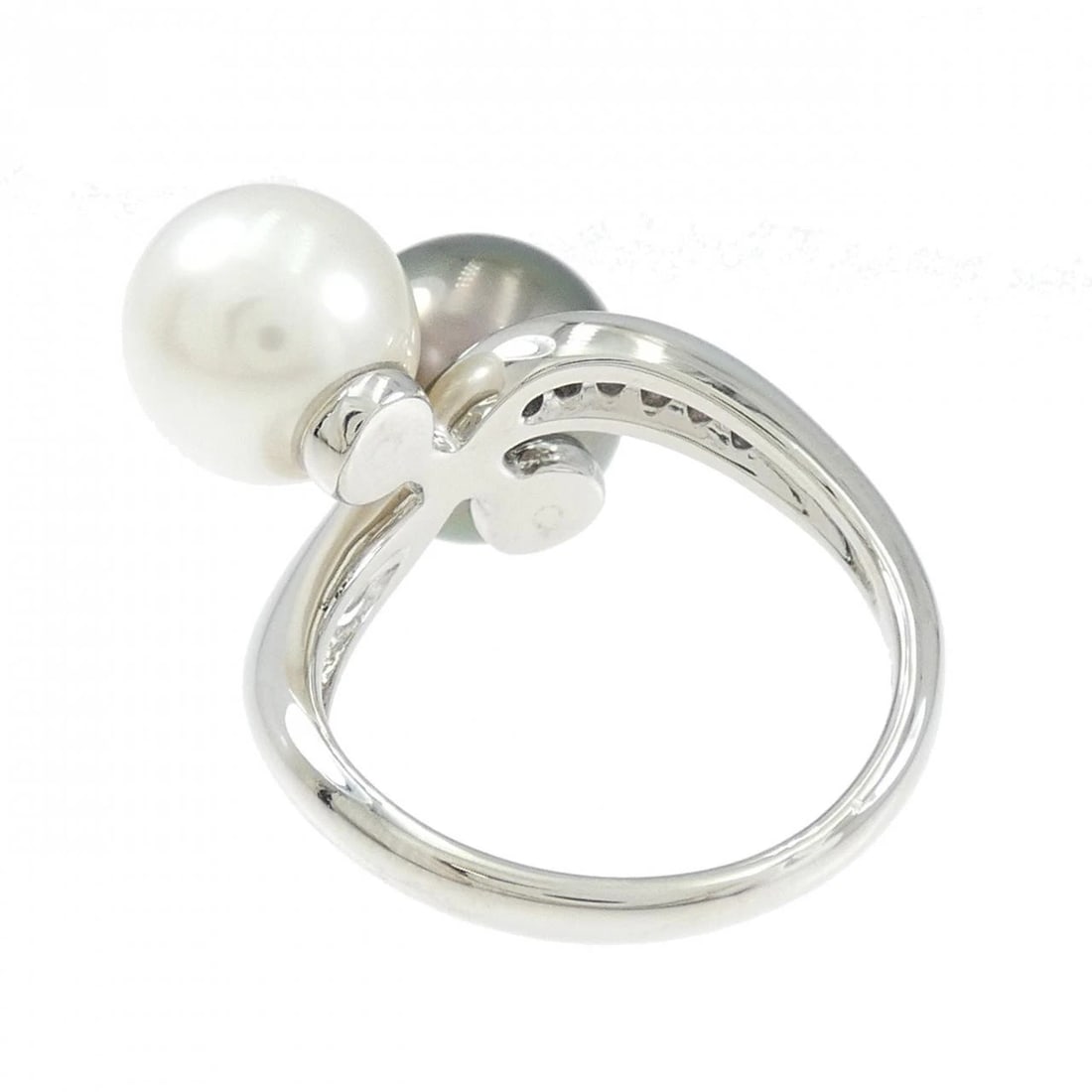 PT900 PEARL RING: PT900 Pearl Ring Brand: Unbranded Type: Ring Material: Platinum 900, Main Stone/Creation Black Pearl Color: Silver Size: 6-6.5 (US size) Accessories: None Accessories Notice: When purchasing