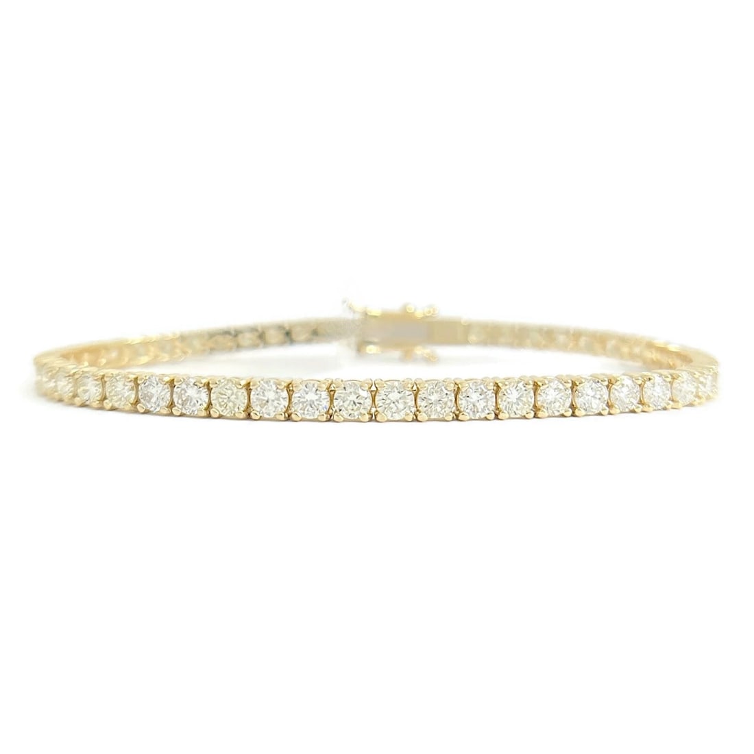 ROUND DIAMOND TENNIS BRACELET 14K YELLOW GOLD: Round Diamond Tennis Bracelet 14K Yellow Gold Brand: Unbranded Type: Bracelet Material: 14K Yellow Gold, Main Stone/Creation Natural Color: Gold Size: Length: 7 inches Width: 3.6 mm Accessories: