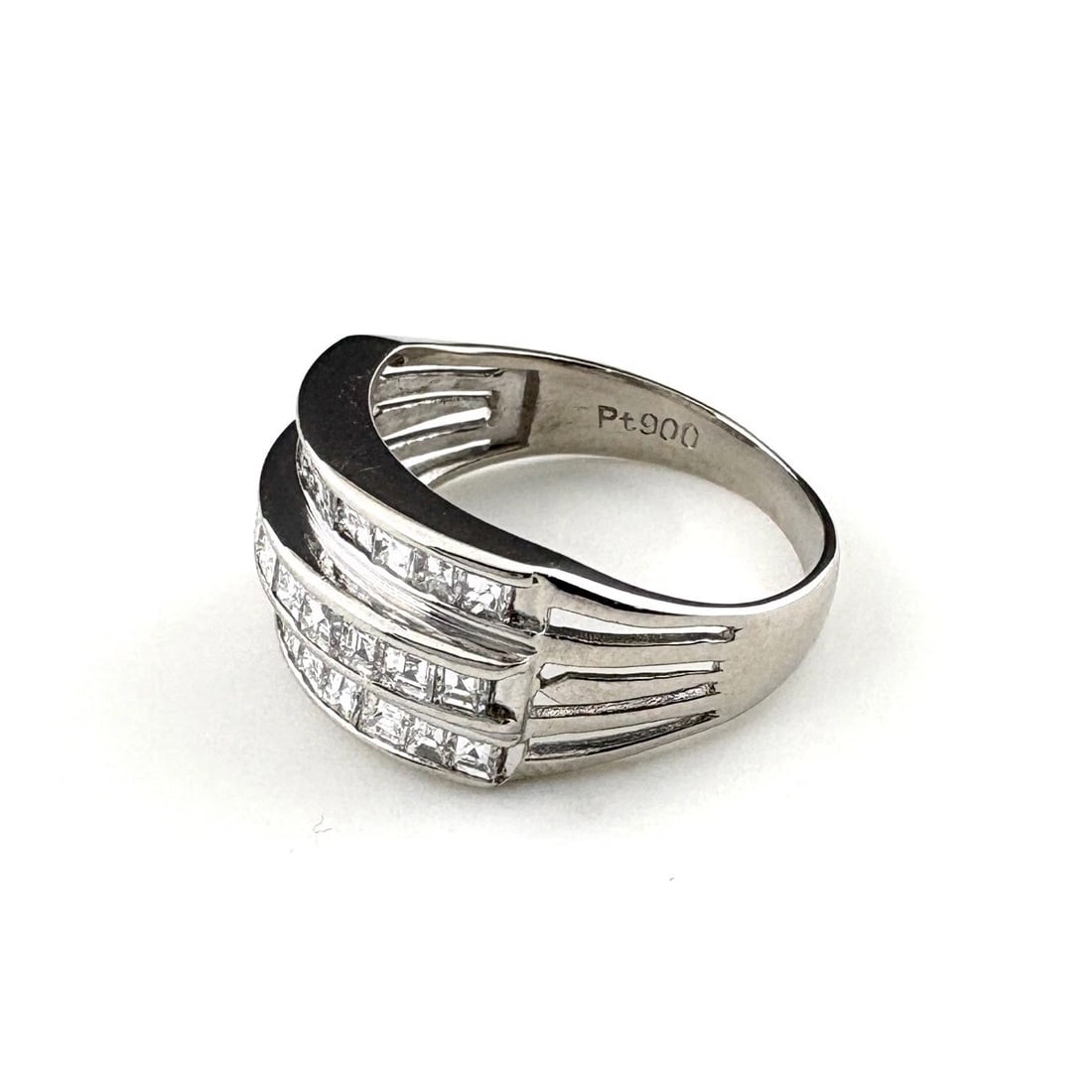 MELEE DIAMOND DESIGN RING PLATINUM: Melee diamond design Ring Platinum Brand: Unbranded Type: Ring Material: Pt900, Color: Platinum Size: US 5 Accessories: None Accessories Notice: When purchasing pre-owned goods, please refer