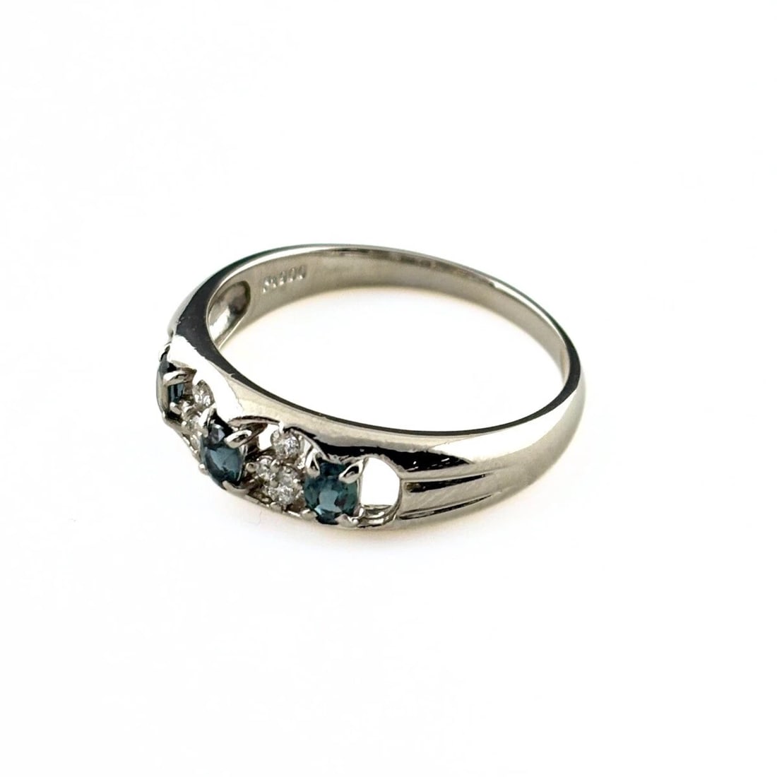 ALEXANDRITE DESIGN RING PLATINUM MELEE DIAMOND: alexandrite design Ring Platinum Melee diamond Brand: Unbranded Type: Ring Material: Pt900, Color: Platinum Size: US 8.5 Accessories: None Accessories Notice: When purchasing pre-owned goods,