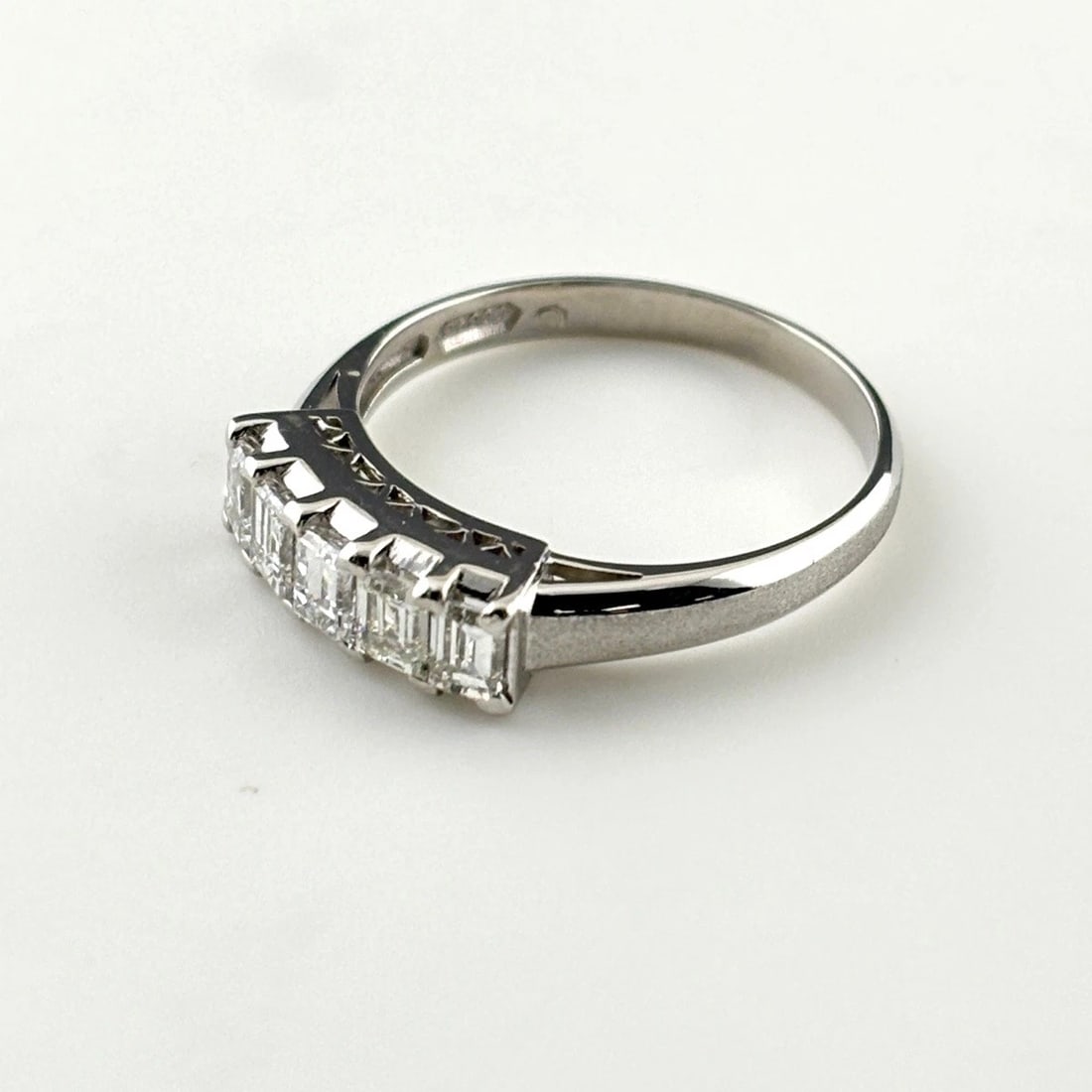 MELEE DIAMOND DESIGN RING PLATINUM: Melee diamond design Ring Platinum Brand: Unbranded Type: Ring Material: Pt900, Color: Platinum Size: US 7 to 7.5 Accessories: None Accessories Notice: When purchasing pre-owned goods, please