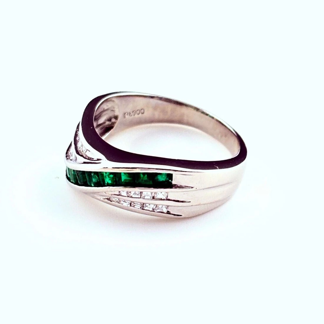 EMERALD DESIGN RING PLATINUM RING MELEE: emerald design Ring Platinum ring Melee Brand: Unbranded Type: Ring Material: Pt900, Color: Platinum Size: US 7.5 to 8 Accessories: None Accessories Notice: When purchasing pre-owned goods